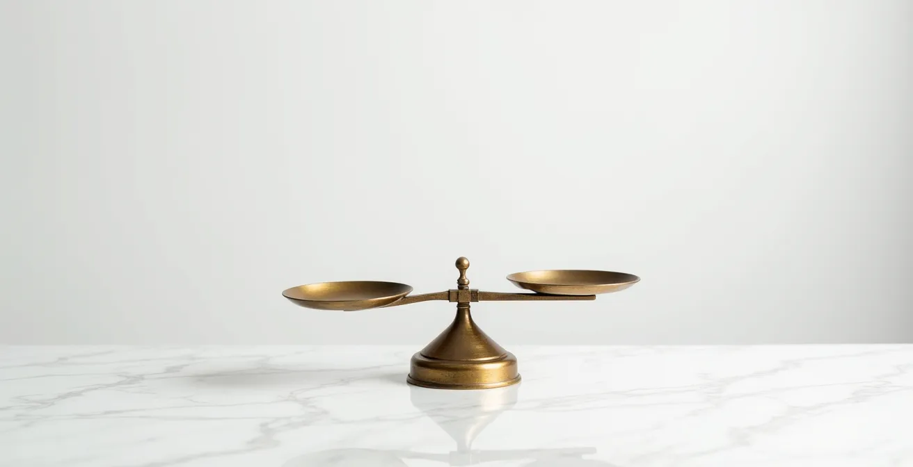 Balance ancienne en laiton symbolisant l'équilibre des droits